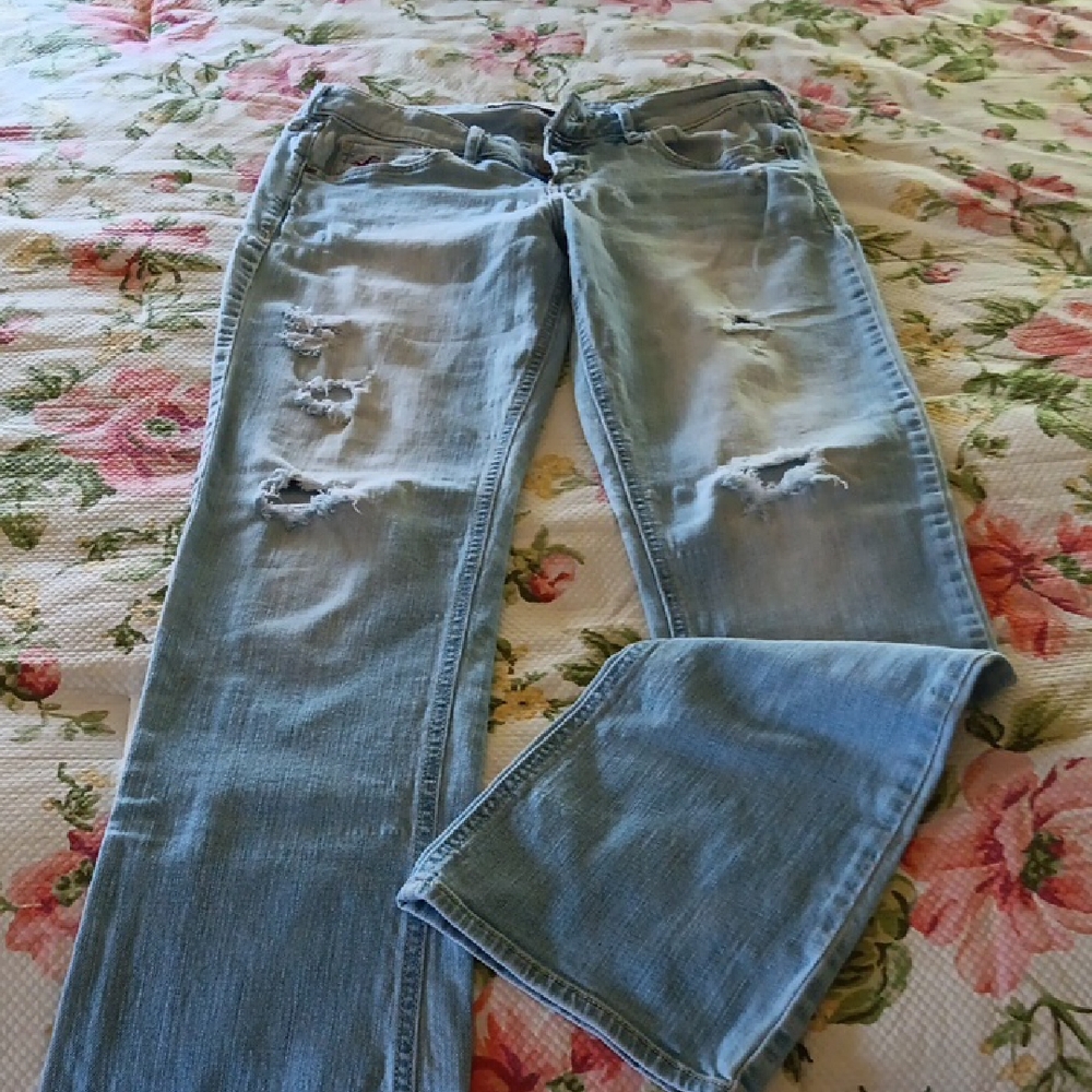 HOLLISTER Distressed Light Blue Women's Jeans. VERY CUTE.